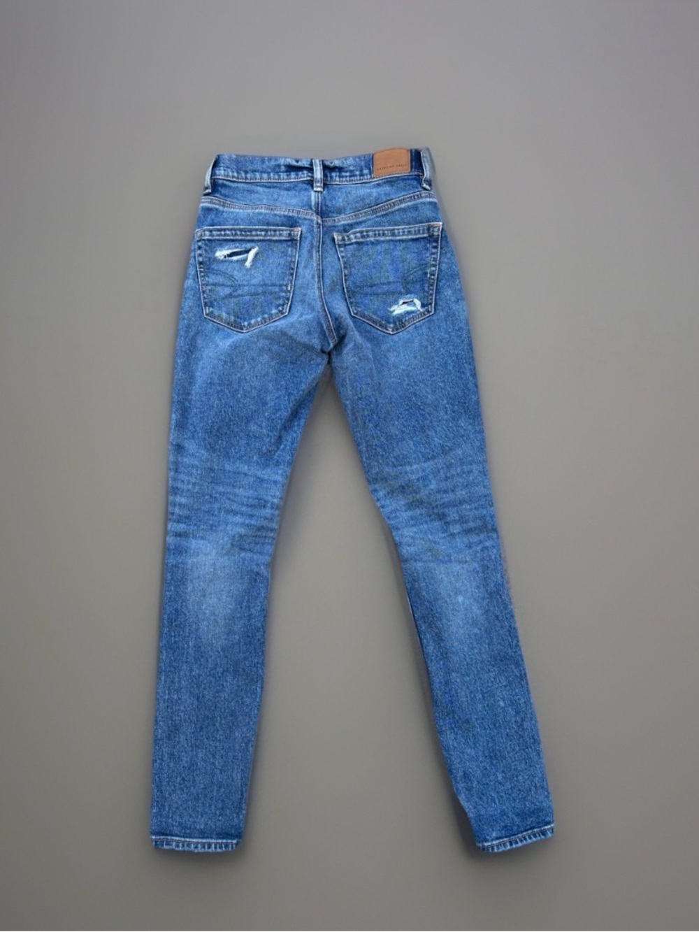 American Eagle AE 90s Skinny Jeans Size 0 in EUC distressed denim - Picture 2 of 4